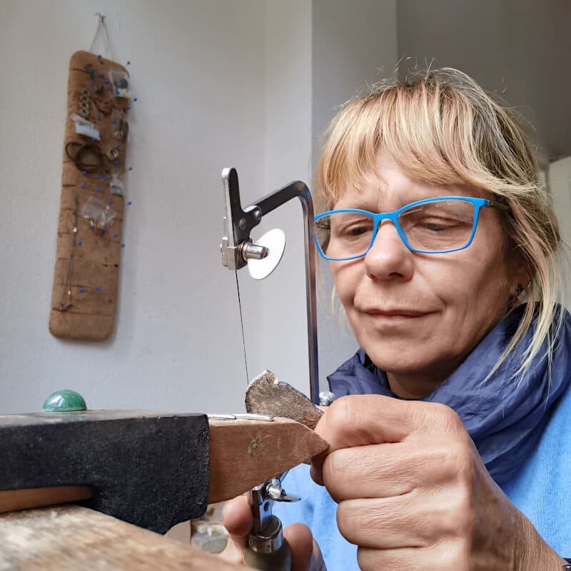 RiekeBender über schmuck vom meer Rieke Bender beim goldschmiedischen Arbeiten in Ihrer Werkstatt