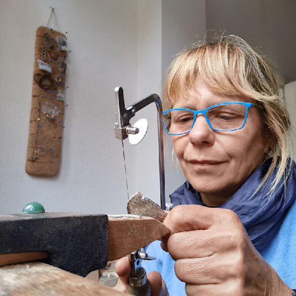 rieke Bender beim goldschmiedischen Arbeiten