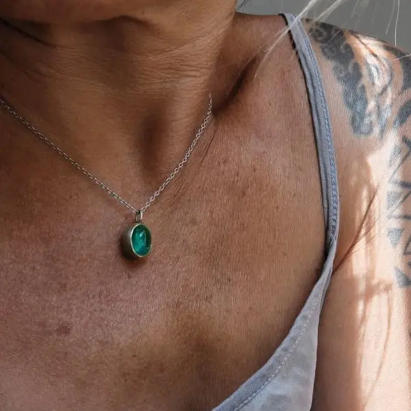 súl.glas Tragebild Anhänger súl glas silber mit grünem Stein in Gold gefasst