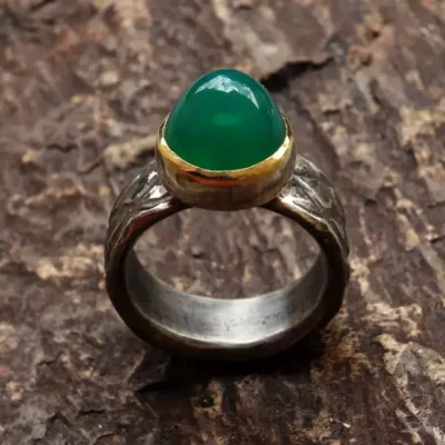 dunkler Chrysopras auf massiver Ringschiene handgemacht:Ring hills and stone