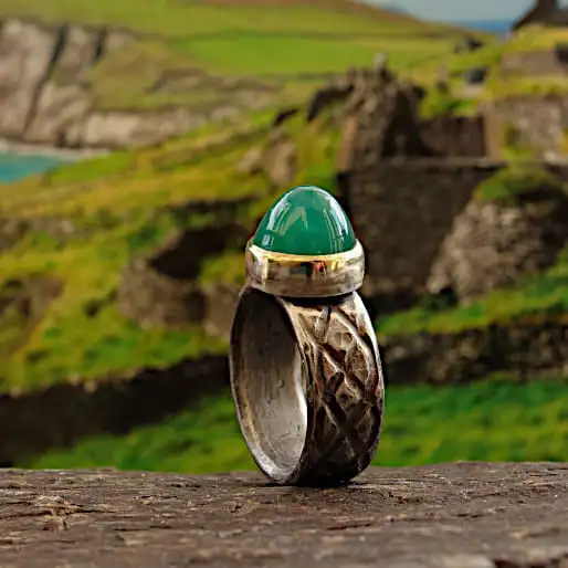 Ring hills and stone:massiver Silberring mit grünem kegelförmigen Stein