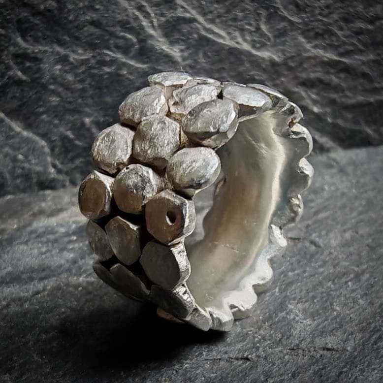 Giant Causeway Silberring Handarbeit mit sechseckigen Platten